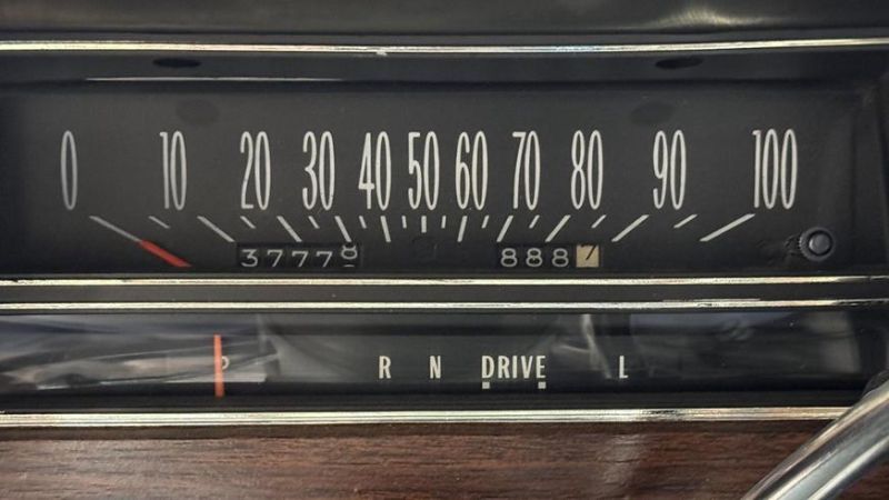 Раритетный Cadillac Fleetwood 1976 года выставлен на торги
