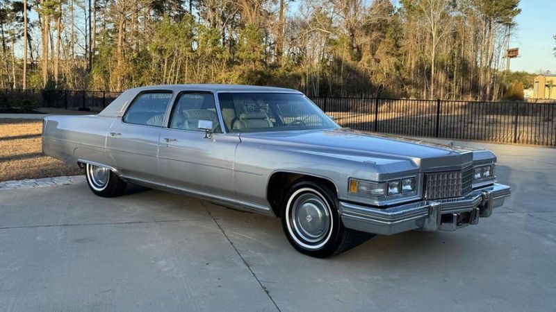 Раритетный Cadillac Fleetwood 1976 года выставлен на торги